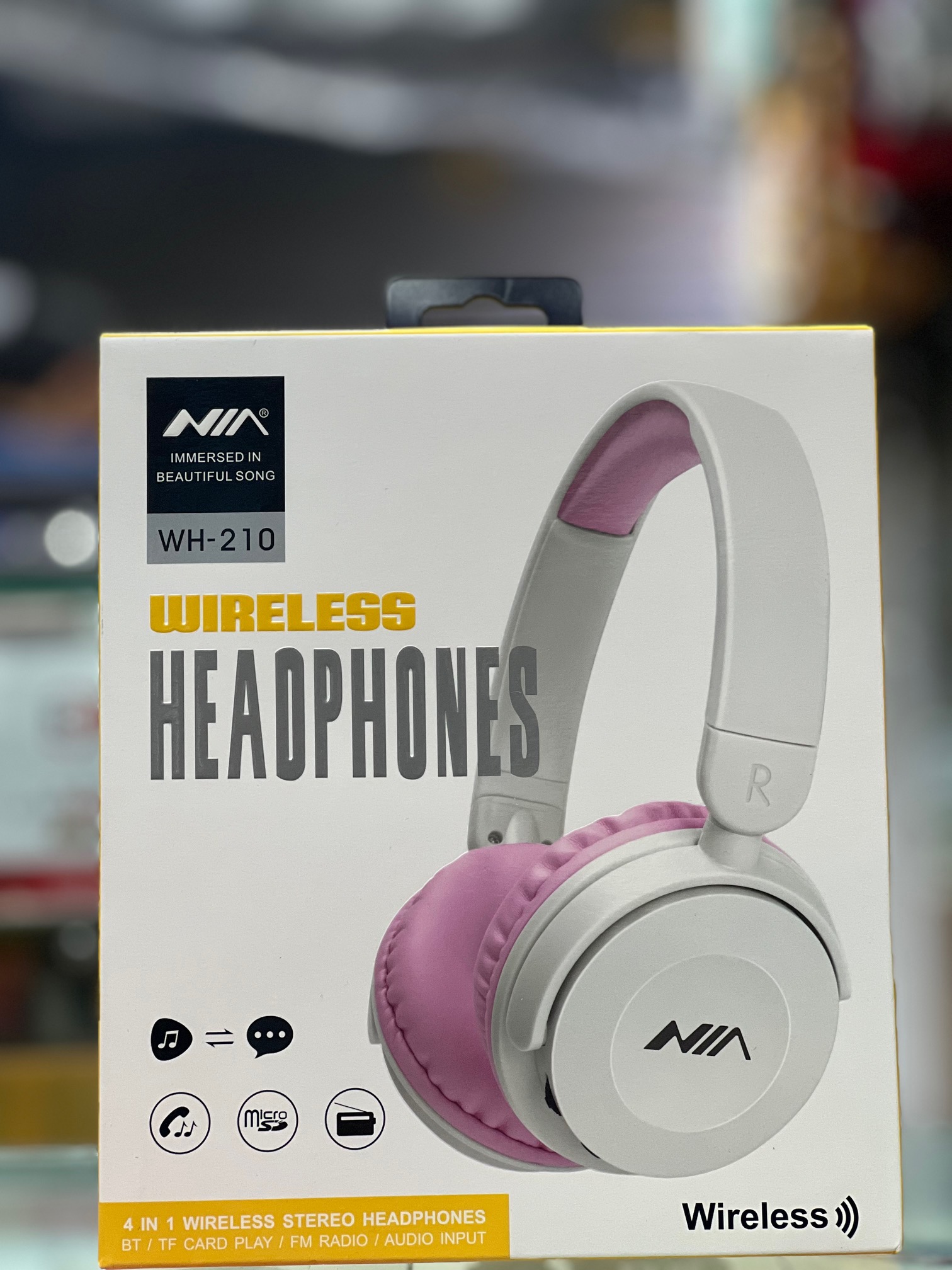 https://www.rcmmultimedia.com/storage/photos/1/headphones/IMG_5766 (2).jpg